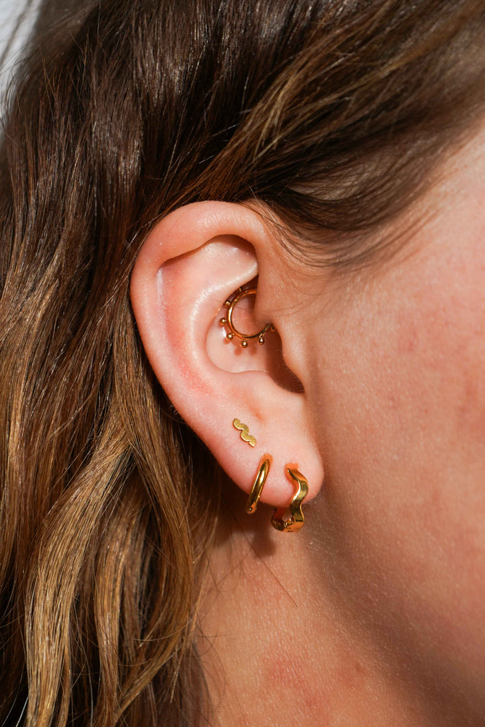 Squiggle Flat Back Stud